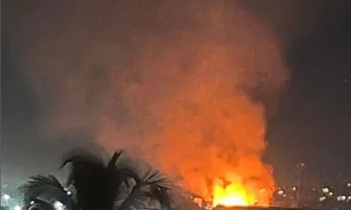 Incêndio aconteceu por volta das 18h e assustou moradores