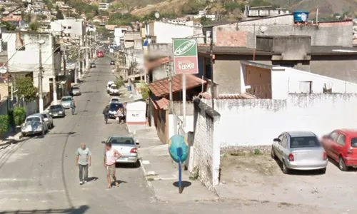 Agentes da Polícia Militar realizam operação para tirar barricadas