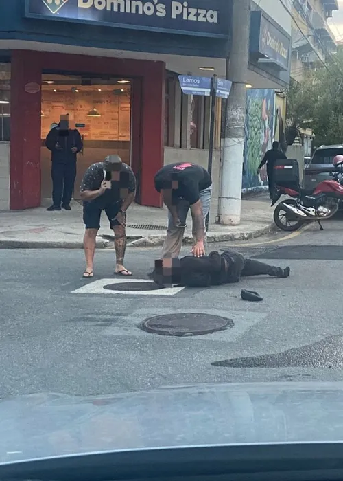Vítima ficou caída no meio da rua após o acidente