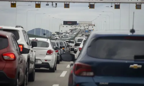 Segundo informações, o motociclista teria colidido na traseira do caminhão