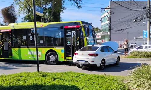 Tanto o condutor do carro quanto o motorista do ônibus foram levados para prestar depoimento na delegacia