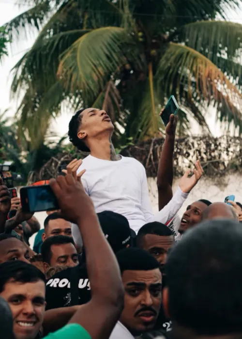 Oruam foi recebido com festa na porta do presídio