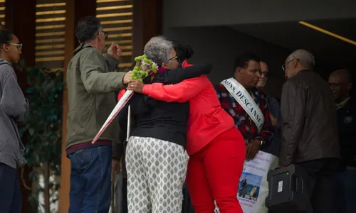 Estela Marins, mãe de Juliana, foi consolada durante o velório