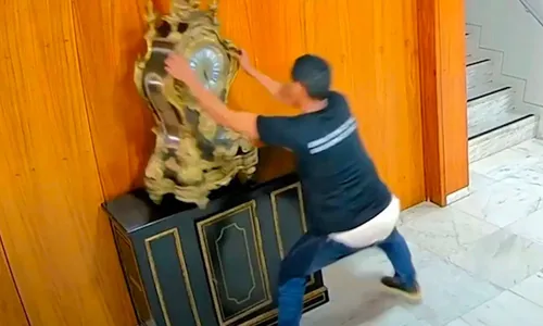 O relógio danificado foi dado pelo imperador Dom João VI e fazia parte do acervo da Presidência da República