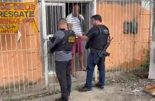 O suspeito de 50 anos foi localizado em uma igreja evangélica no bairro Galo Branco