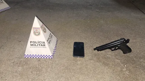 Celular e réplica de pistola 
apreendidas pela Polícia Militar