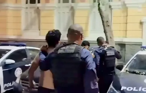 Os quatro homens foram encaminhados à 76ª DP (Centro), onde foram autuados em flagrante por porte ilegal de arma de fogo de uso restrito