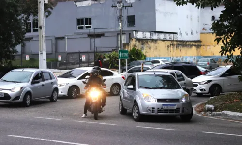 Motoristas precisam de paciência para cruzar a rodovia no trecho onde está sendo construido um terminal de ônibus, em Niterói