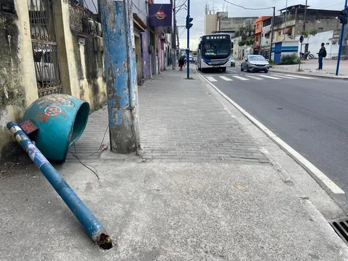 Orelhão tombado na Rua Jaime Figueiredo, esquina com a Avenida Santa Maria, no bairro Camarão, em São Gonçalo