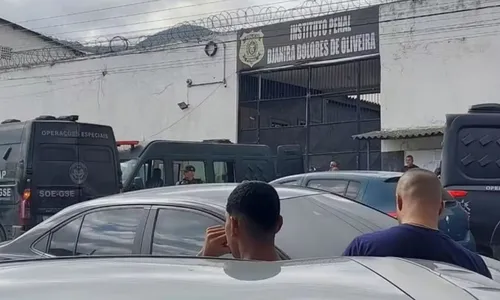 Movimentação policial na entrada do presídio