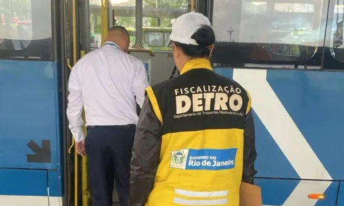 Ônibus é fiscalizado por fiscal do Detro