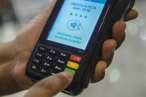 Máquina de cartão crédito e débito: fique atento na hora da compra