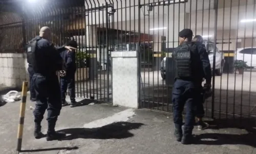Os suspeitos foram flagrados enquanto furtavam tubos de cobre