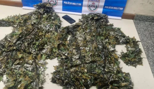 As roupas foram apreendidas e levadas para a delegacia de Rio Bonito