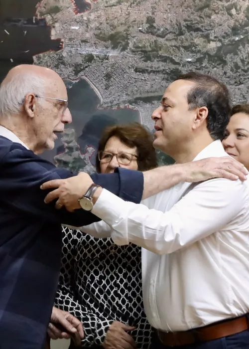 O padre Júlio Lancellotti visita o prefeito Rodrigo Neves