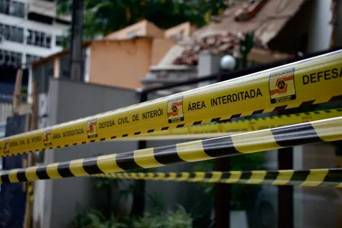 A área do imóvel foi isolada pela Defesa Civil