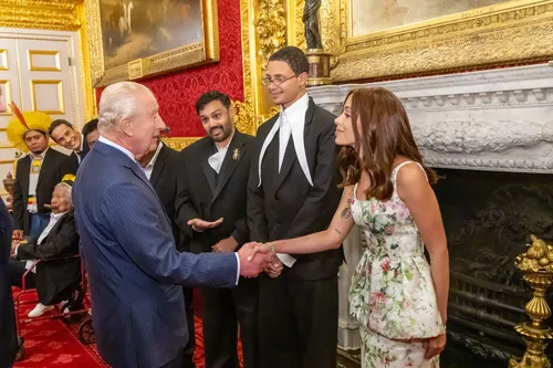 Anitta e Rei Charles se cumprimentam: encontro histórico