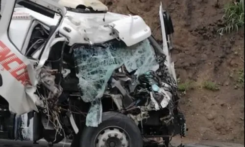 Um dos caminhões, que transportava carga, teve parte do material espalhado pela pista