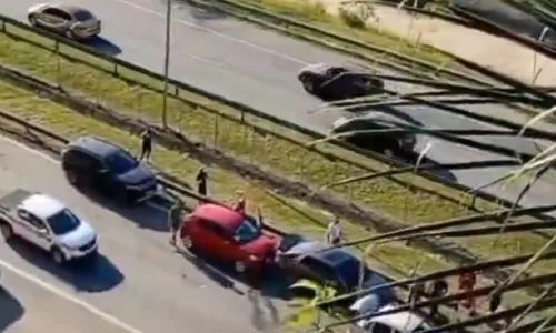 O acidente aconteceu na BR-101 nesta tarde de sexta (28), por volta das 17h, no sentido Itaboraí