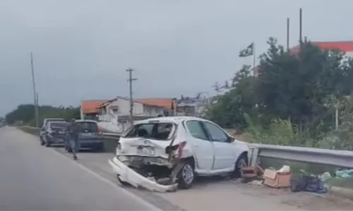 Carros ficaram completamente destruídos