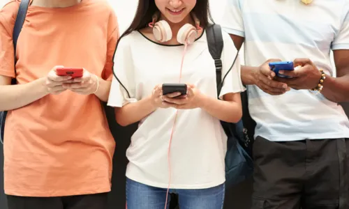 A lei que proíbe o uso de celular nas escolas foi sancionada em janeiro deste ano