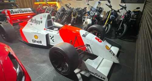 Uma réplica da McLaren usada por Senna é apreendida