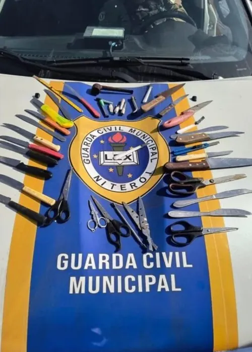 Todos os materiais cortantes apreendidos na ação