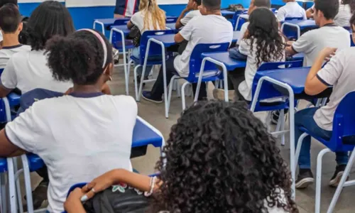 As denúncias incluem climatização precária, infiltrações, sistemas elétricos obsoletos, rachaduras, e equipamentos pedagógicos deteriorados