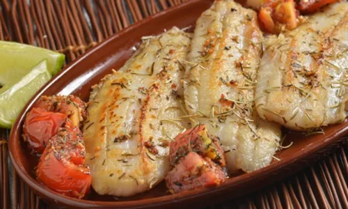 Alho e alecrim dão o toque especial ao peixe grelhado