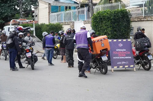 Durante as blitzes, os agentes utilizam decibelímetros para verificar se os escapamentos das motocicletas estão dentro dos níveis de emissão sonora permitidos por lei