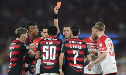 Plata foi expulso no segundo tempo na partida contra o Estudiantes
