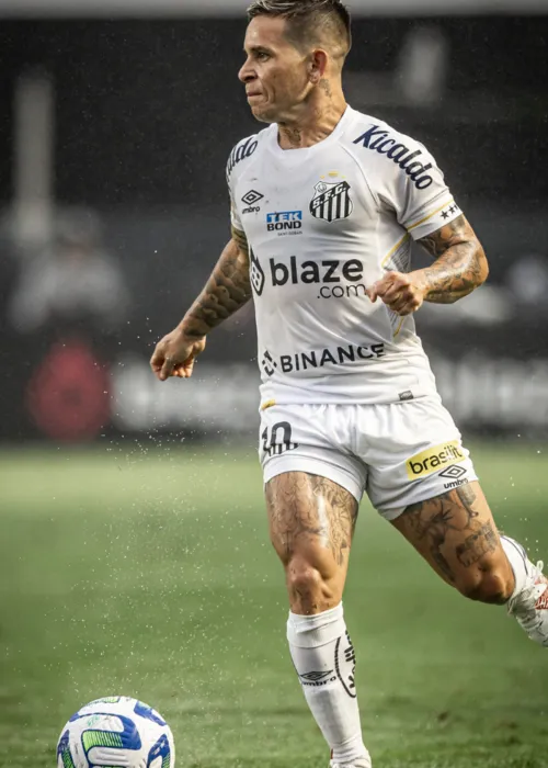 Além do Santos, ele defendeu o Grêmio na última temporada, onde foi comandado por Renato Gaúcho