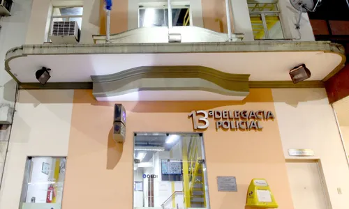 Durante abordagem e revista pessoal o colar roubado foi encontrado escondido dentro do tênis da funcionária