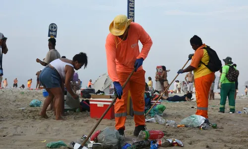 Imagem ilustrativa da imagem Garis dão show no pós-Réveillon e limpam Niterói em tempo recorde