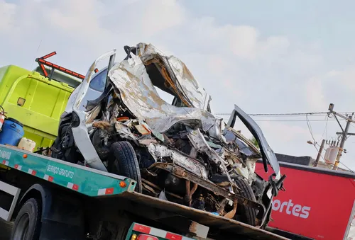 Carro ficou completamente destruído com o impacto da colisão