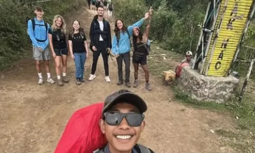 O guia em selfie feita com grupo em que Juliana estava