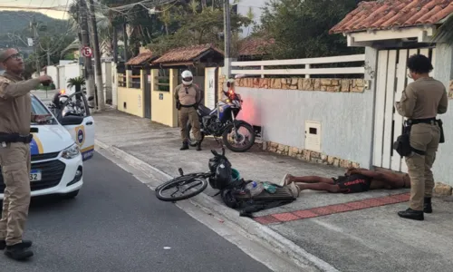 O homem estava andando de bicicleta com o material furtado