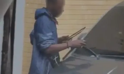 Ao perceber a aproximação da equipe, o homem ainda tentou resistir, mas acabou imobilizado.