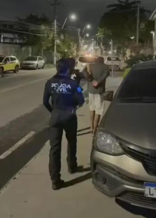 Criminoso de 27 anos é levado à delegacia após denúncias de tortura e cárcere privado