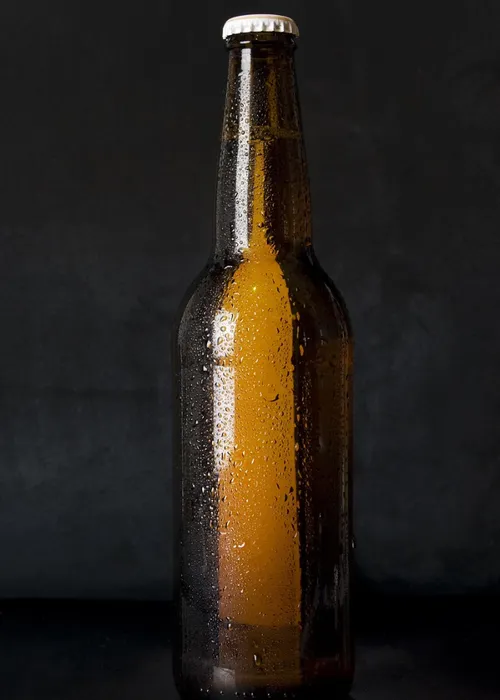 Os acusados removiam os lacres, tampas e rótulos de cerveja de menor valor por outras mais conhecidas do mercado