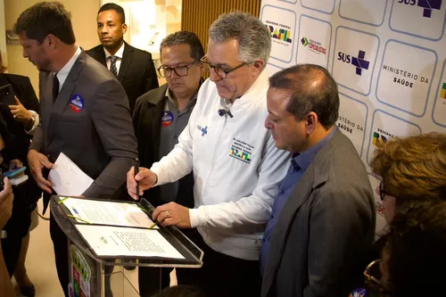 O ministro Alexandre Padilha oficializou, nesta sexta (31), a adesão em cerimônia no hospital