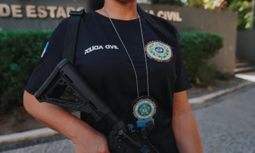 Contra o acusado, havia três mandados de prisão condenatórios
