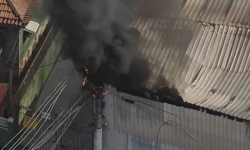 Fogo atinge galpão em Bento Ribeiro