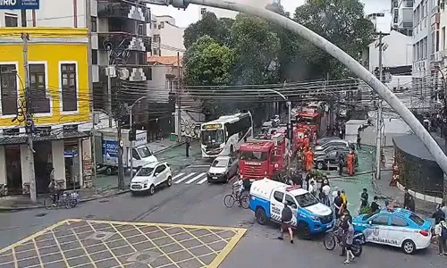 Bombeiros estão no local para combater as chamas