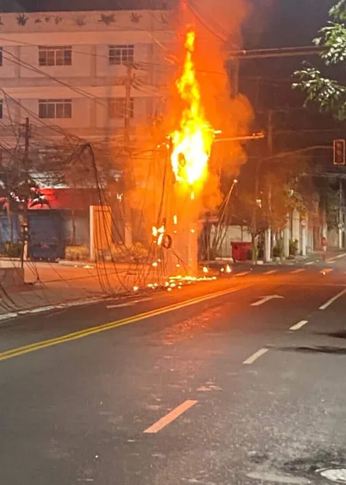 Altas chamas atingiram fiação na Rua Andrade Neves