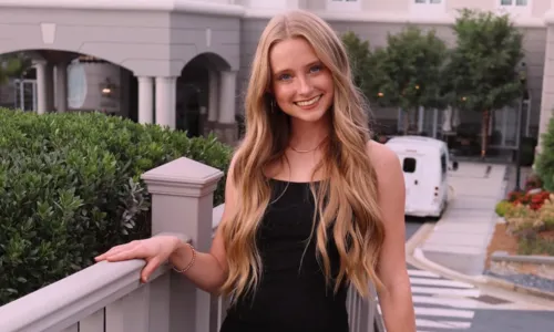 O enterro aconteceu na terça-feira (27), nos Estados Unidos, onde ela vivia com a família