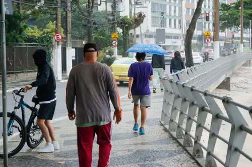 Marcado pela redução da intensidade da radiação solar, o inverno é caracterizado por dias mais curtos e temperaturas mais amenas