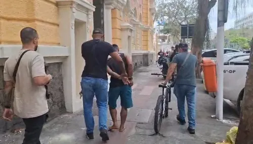 Com apoio de agentes da 76ª DP (Centro de Niterói), a mulher e os policiais conseguiram recuperar a bicicleta