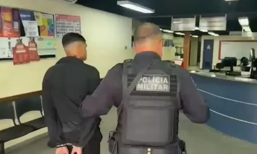 Ele foi encaminhado à 82ª DP (Maricá), onde foi autuado por tráfico de drogas