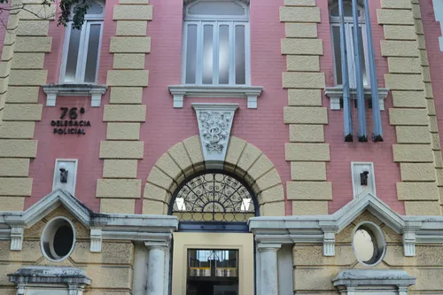 O acusado foi levado à 76ª DP (Centro de Niterói), onde permaneceu preso e autuado por tráfico de drogas